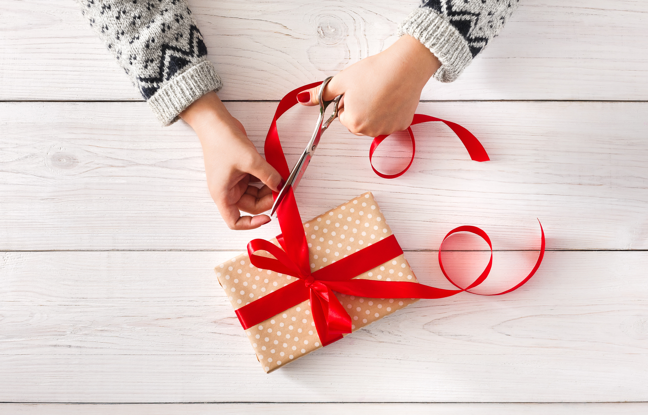 Wrapping a Gift with Ribbon Cutting