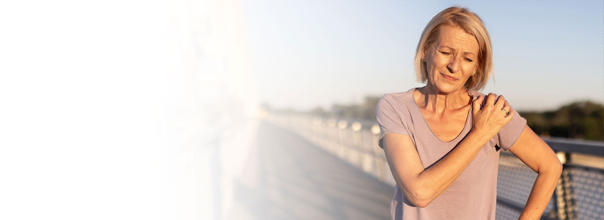 shoulder health near syracuse ny from syracuse orthopedic specialists woman holding hurting shoulder